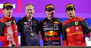 Max Verstappen, Charles Leclerc, Carlos Sainz和Paul Monaghan站在领奖台上。吉达，2022年3月。