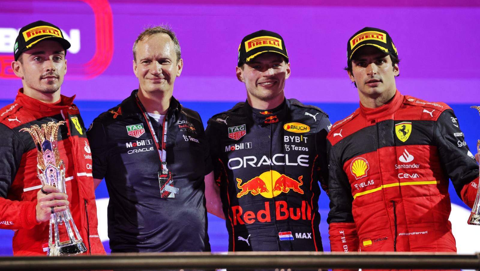 Max Verstappen, Charles Leclerc, Carlos Sainz和Paul Monaghan站在领奖台上。吉达，2022年3月。