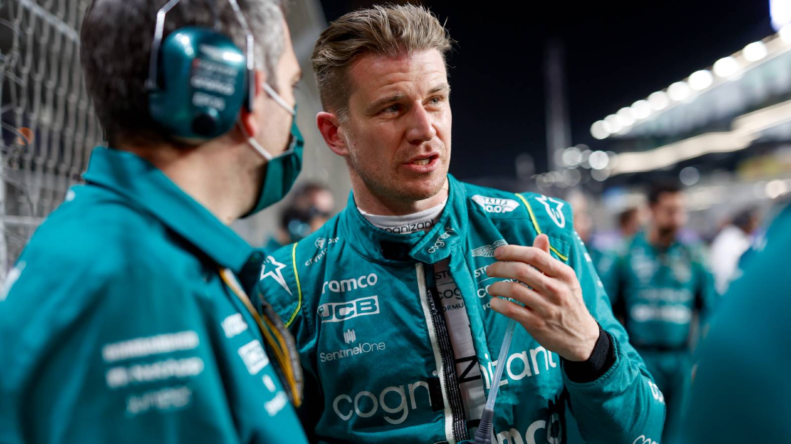 尼克·胡尔肯伯格在沙特阿拉伯大奖赛上与一位工程师交谈。吉达，2022年3月。