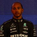 Lewis Hamilton看反光的Bahrain 3月2022年3月。