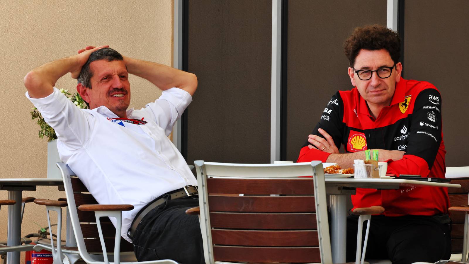 冈瑟·斯坦纳和马蒂亚·比诺托坐在一起。巴林2022年3月。
