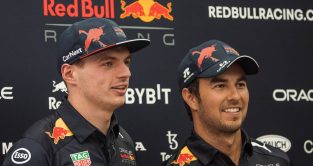 马克斯·维斯塔彭和塞尔吉奥·佩雷斯在沙特阿拉伯大奖赛上。吉达，2022年3月。