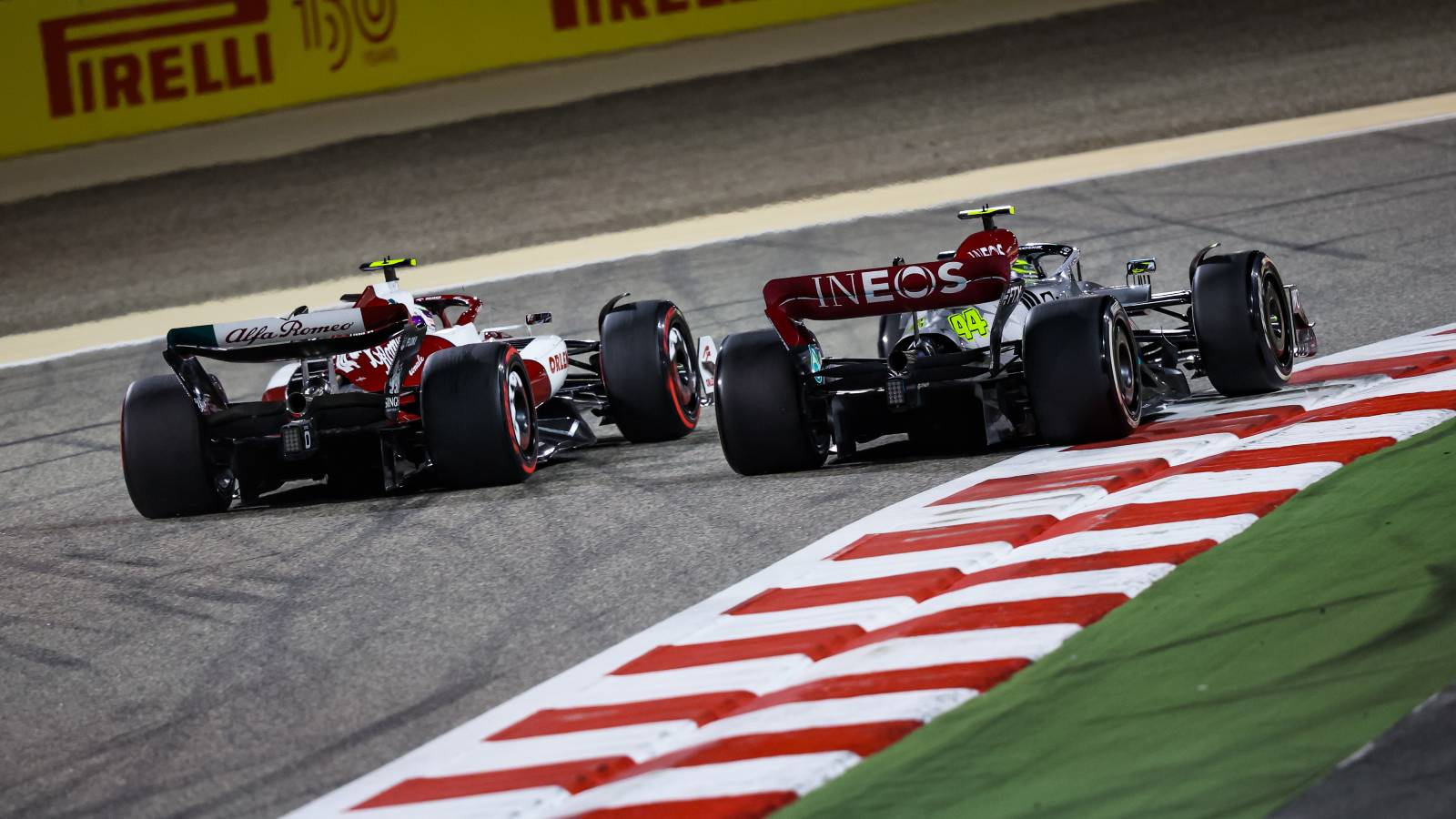 Guanyu Zhou, Alfa Romeo and Lewis Hamilton, Mercedes, battle. Bahrain March 2022.