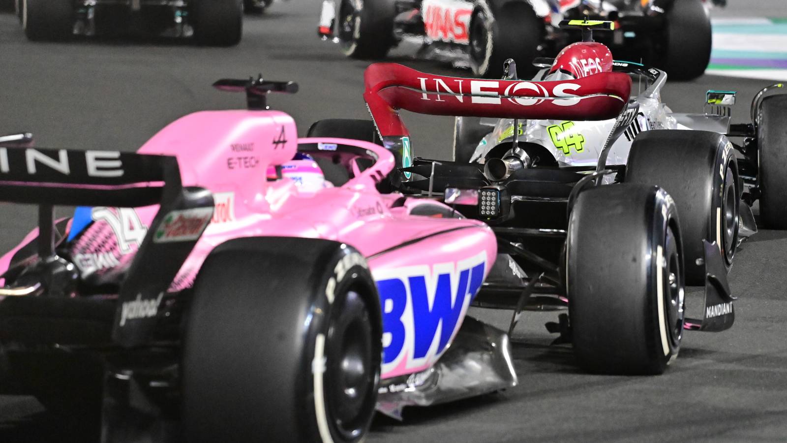 阿尔派车队的费尔南多·阿隆索紧随梅赛德斯车队的刘易斯·汉密尔顿。沙特阿拉伯2022年3月。