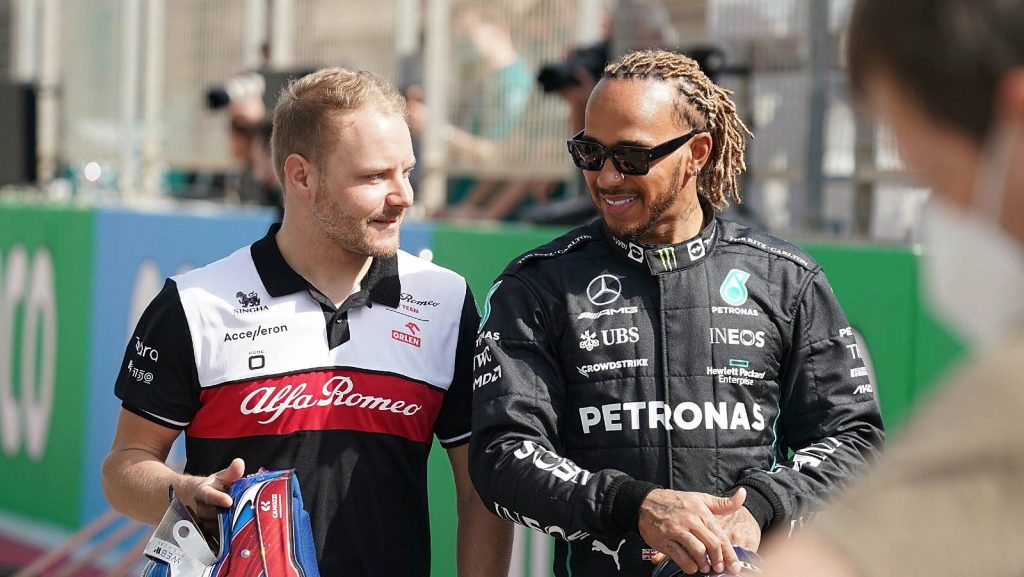 Valtteri Bottas and Lewis Hamilton chatting. Bahrain March 2022.