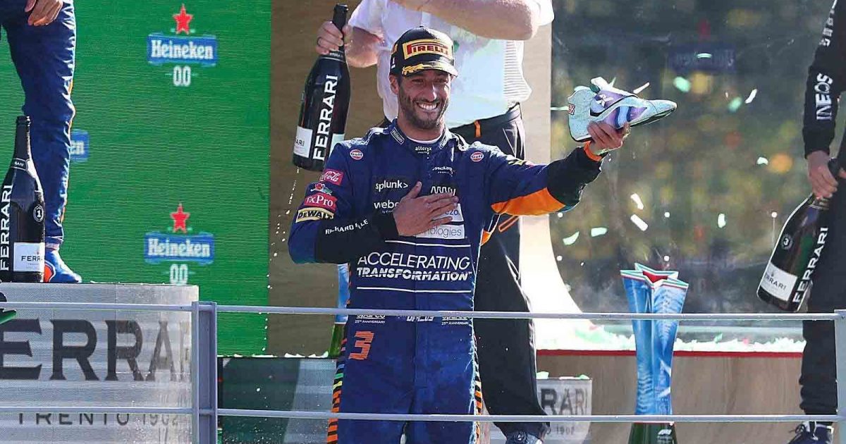 丹尼尔·里恰尔多(Daniel Ricciardo)排着鞋。2021年9月蒙扎。