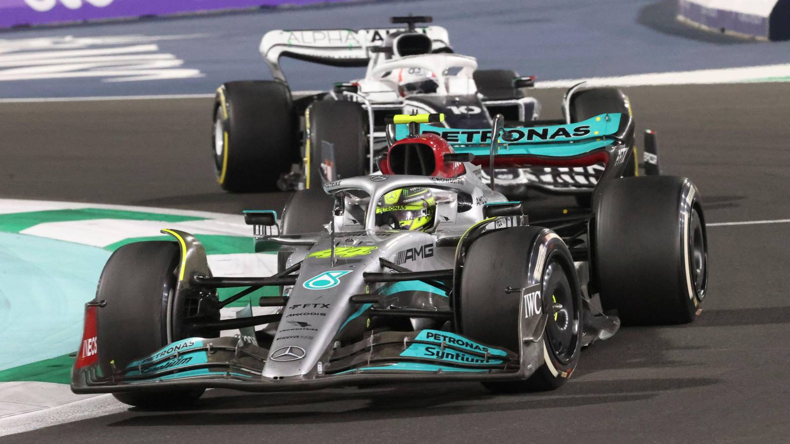 Lewis Hamilton, Mercedes, followed by Pierre Gasly, AlphaTauri. Saudi Arabia, March 2022.