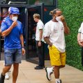 费尔南多·阿隆索（Fernando Alonso）和刘易斯·汉密尔顿（Lewis Hamilton）一起行走。沙特阿拉伯，2022年3月。