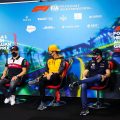 刘易斯·汉密尔顿。Valtteri Bottas, Lando Norris, Max Verstappen和Yuki Tsunoda在新闻发布会上。墨尔本，2022年4月。