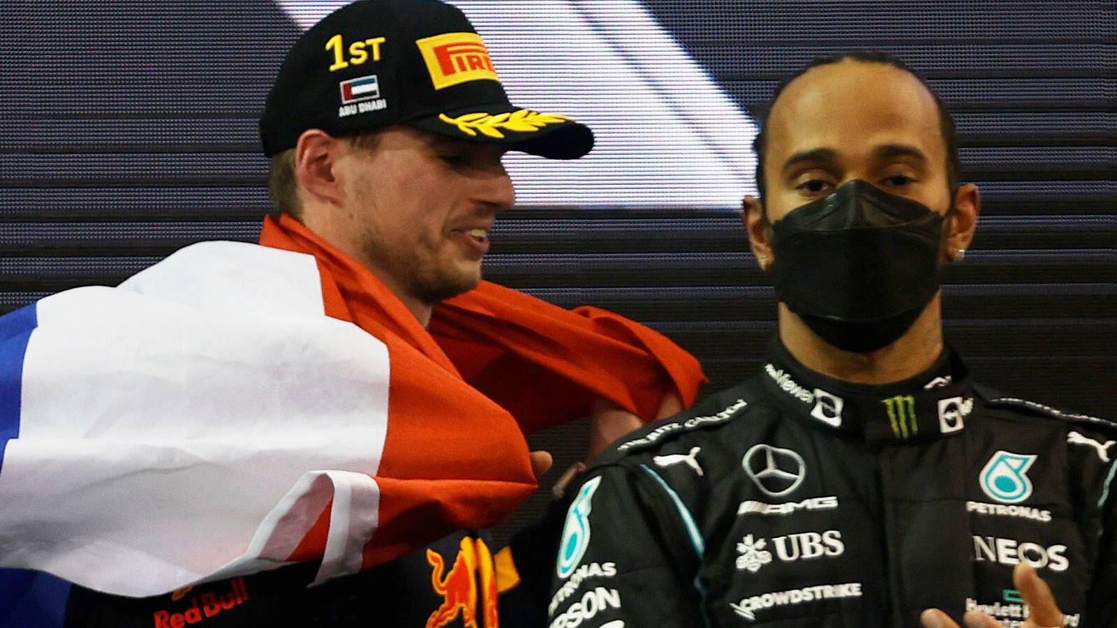 Max Verstappen和Lewis Hamilton共享领奖台。阿布扎比，2021年12月。