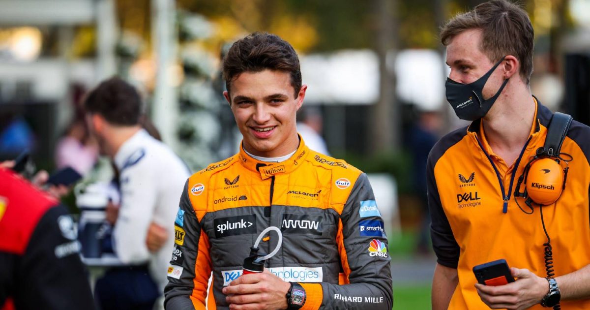 兰多-诺里斯在澳大利亚大奖赛上与迈凯轮车队的一位同事。墨尔本，2022年4月。