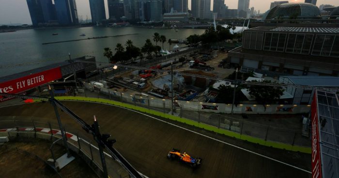 一辆迈凯轮在新加坡大奖赛的赛道上。2019年9月滨海湾。