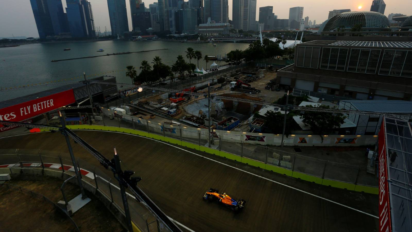 一辆迈凯轮在新加坡大奖赛的赛道上。2019年9月滨海湾。