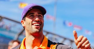 丹尼尔·里恰尔多(Daniel Ricciardo)向人群微笑。2022年4月墨尔本。