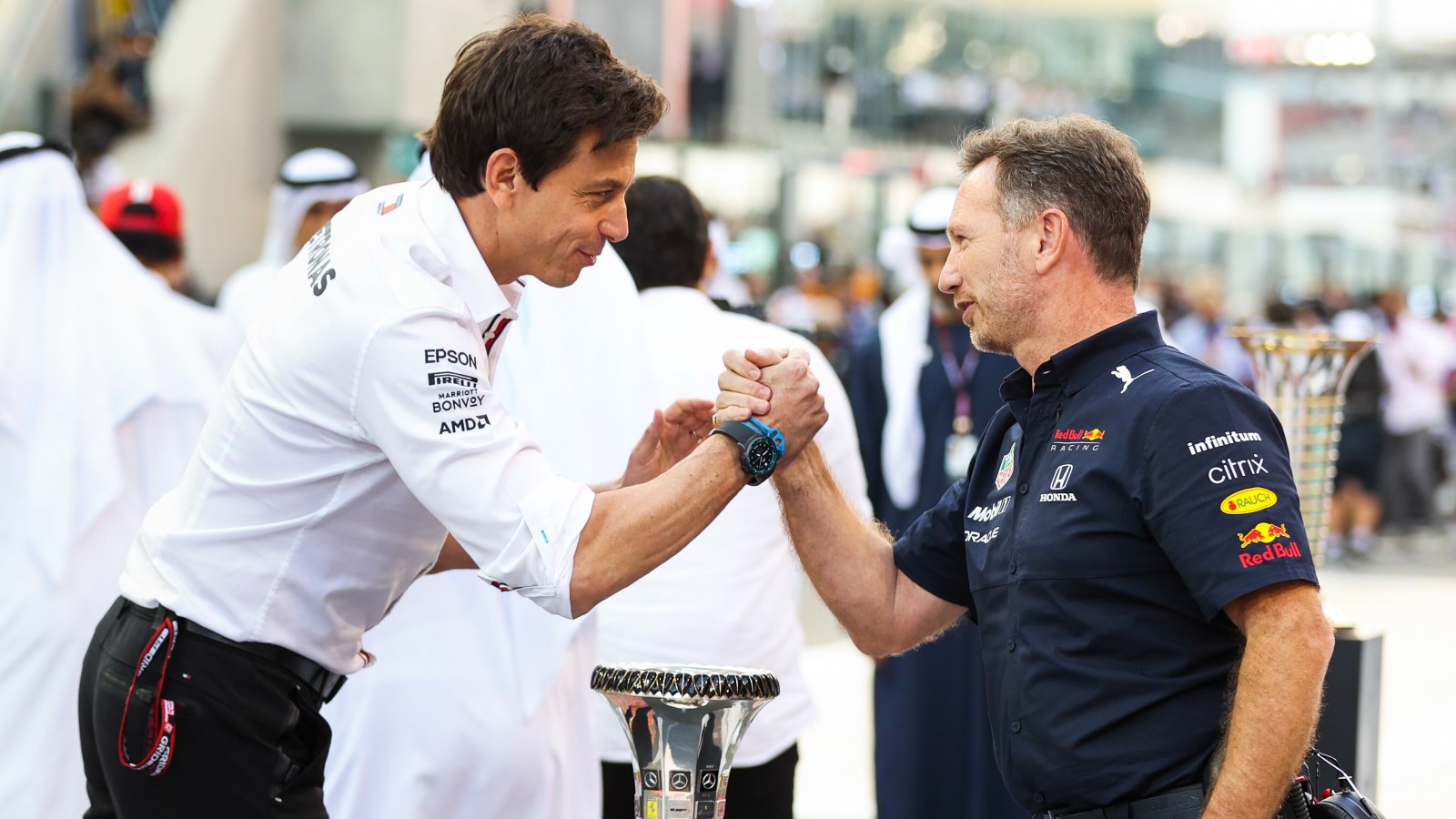 Toto Wolff and Christian Horner shake hands. Abu Dhabi, December 2021.