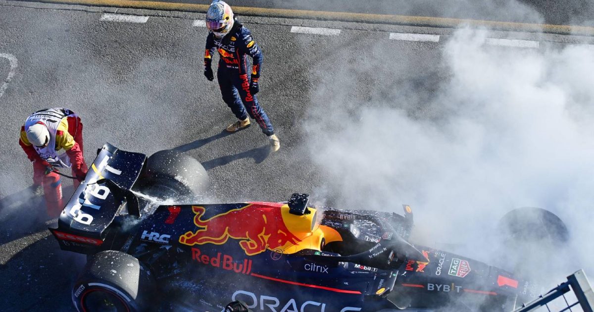 Max Verstappen在退出澳大利亚大奖赛后站在他坏掉的红牛旁边。2022年4月墨尔本。