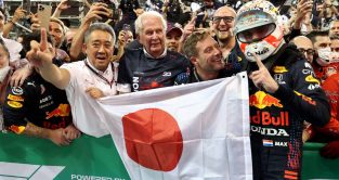 红牛和本田员工庆祝赢得世界冠军。2021年12月阿布扎比。