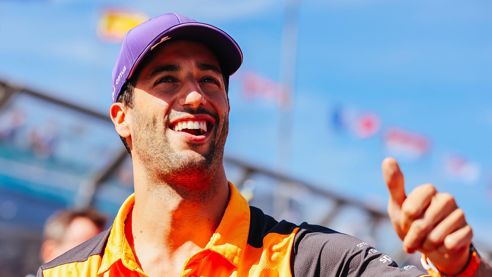 Danielis Ricciardo vairuotojų parade prieš 2022 m. Australijos Formulės 1 Grand Prix startą.  2022 m. balandžio mėn