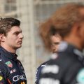 Max Verstappen在焦点处Lewis Hamilton在前景处。2022年3月巴林。