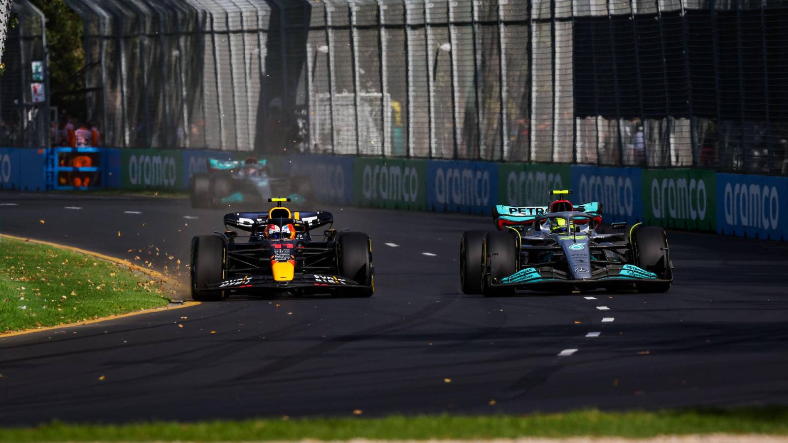 塞尔吉奥·佩雷斯和刘易斯·汉密尔顿在澳大利亚大奖赛。墨尔本，2022年4月。