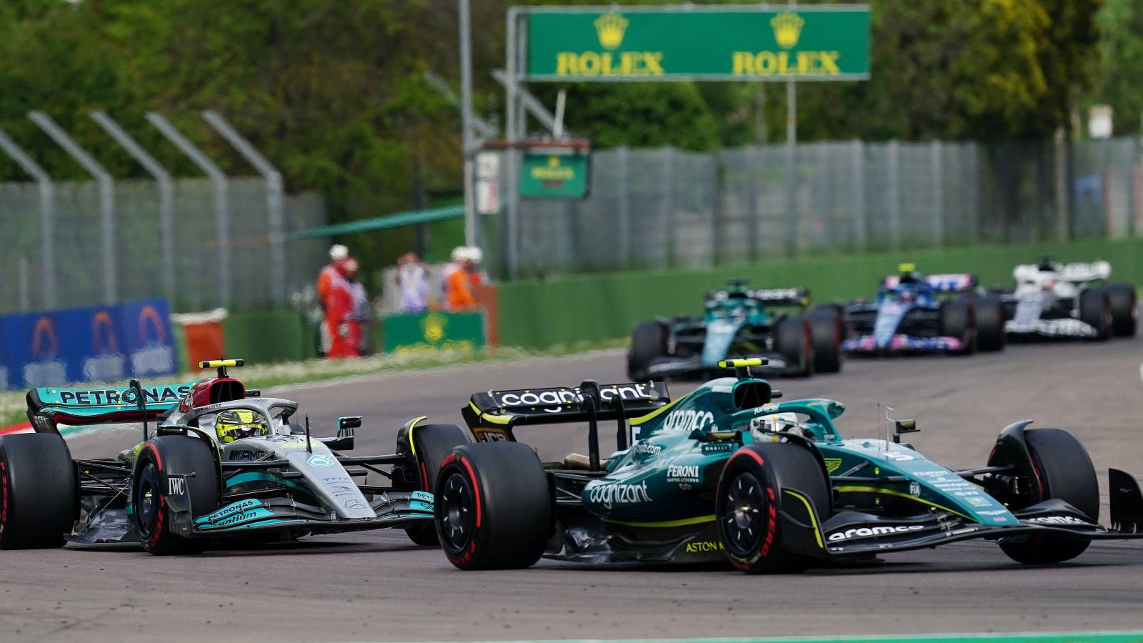 Lewis Hamilton, Mercedes, detrás de Sebastian Vettel, Aston Martin.  Italia, abril de 2022.