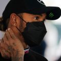 刘易斯·汉密尔顿（Lewis Hamilton）接受采访，手到脖子。伊莫拉2022年4月