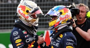 Max Verstappen和Sergio Perez握手。2022年4月澳大利亚