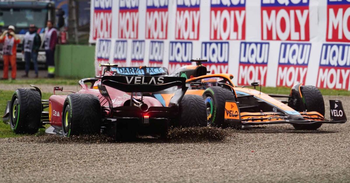 卡洛斯·塞恩兹（Carlos Sainz）和丹尼尔·里卡多（Daniel Ricciardo）在砾石中。伊莫拉2022年4月。