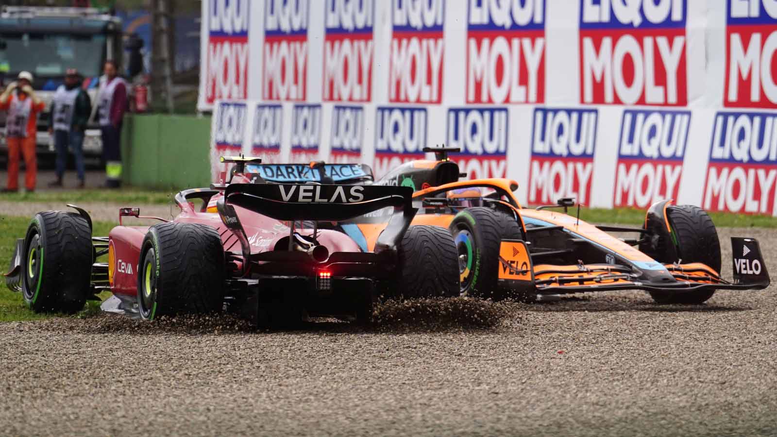 卡洛斯·塞恩兹（Carlos Sainz）和丹尼尔·里卡多（Daniel Ricciardo）在砾石中。伊莫拉2022年4月。