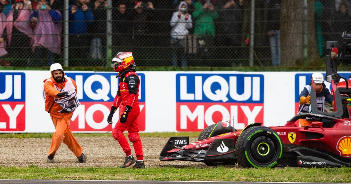 卡洛斯·塞恩斯(Carlos Sainz)从搁浅的法拉利跑车中走出来。伊莫拉，2022年4月。
