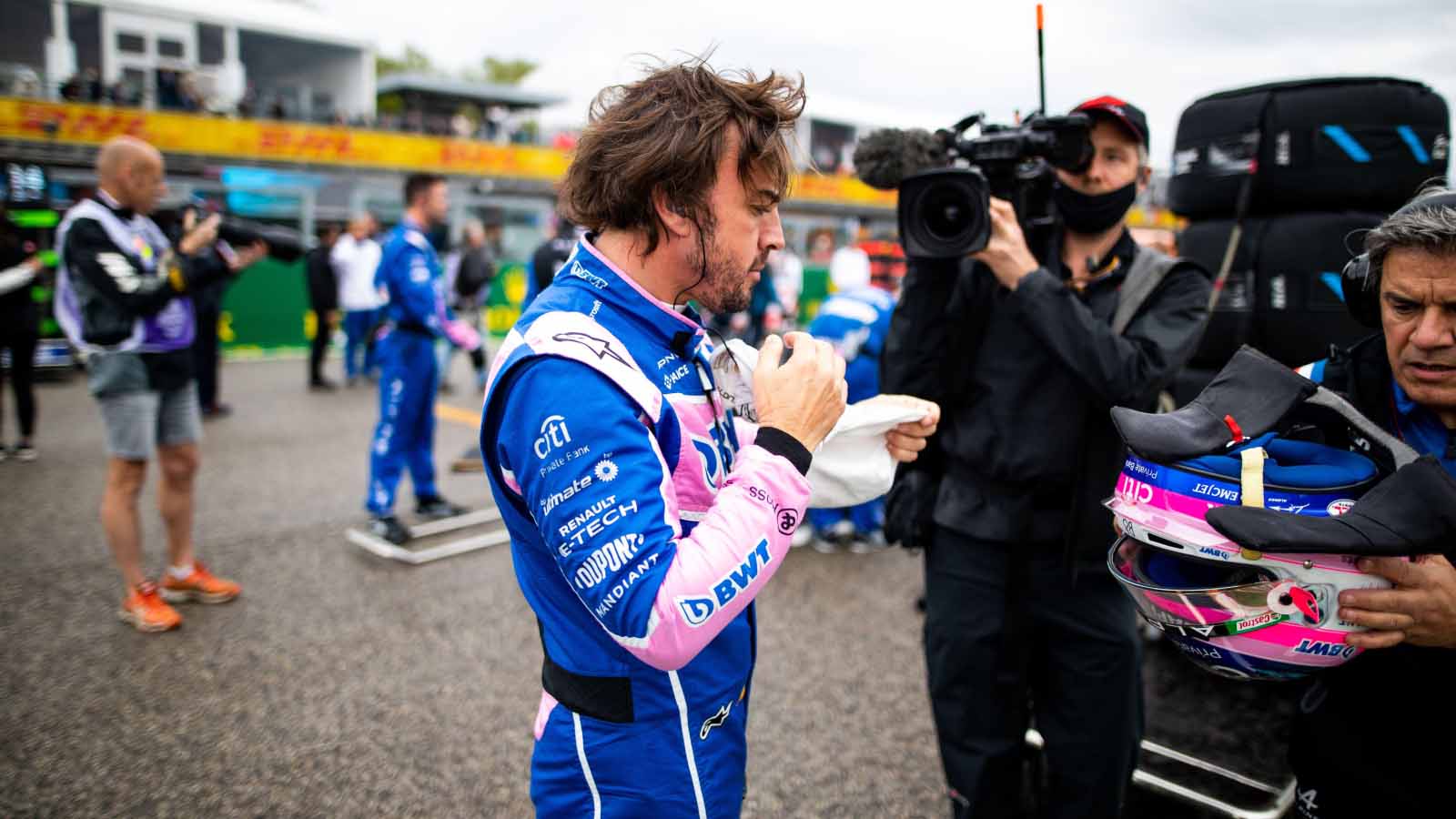 Fernando Alonso prepares on the grid. Imola April 2022.
