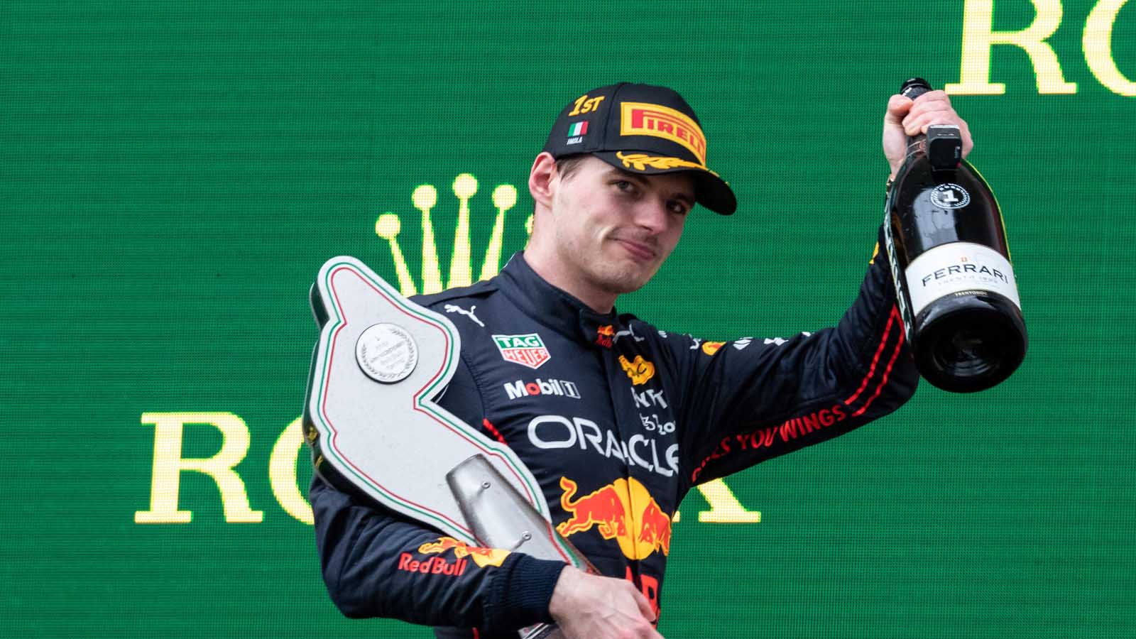 Max Verstappen向人群致敬。伊莫拉，2022年4月。