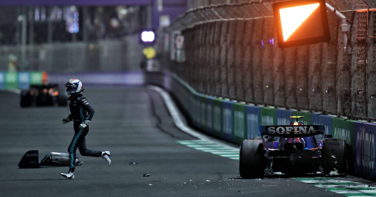 尼古拉斯拉蒂菲在沙特阿拉伯大奖赛中撞车后跑过赛道。2022年3月吉达。