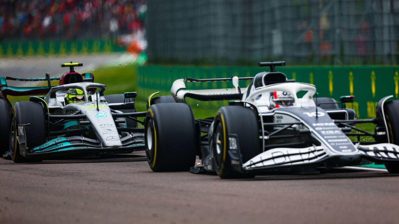 皮埃尔·加西（Pierre Gasly）ahead of Lewis Hamilton during the Emilia Romagna GP. Imola April 2022.