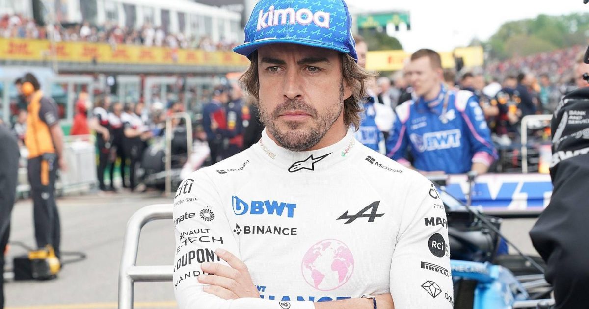 费尔南多·阿隆索（Fernando Alonso）站在伊莫拉（Imola）折叠的手臂。意大利，2022年4月。