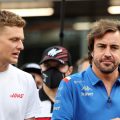米克·舒马赫speaking with Fernando Alonso. Jeddah March 2022