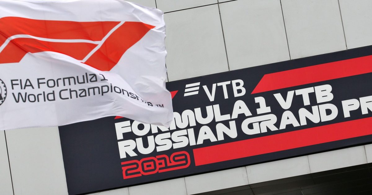 f1旗帜和俄罗斯大奖赛标志。俄罗斯,2019年9月。