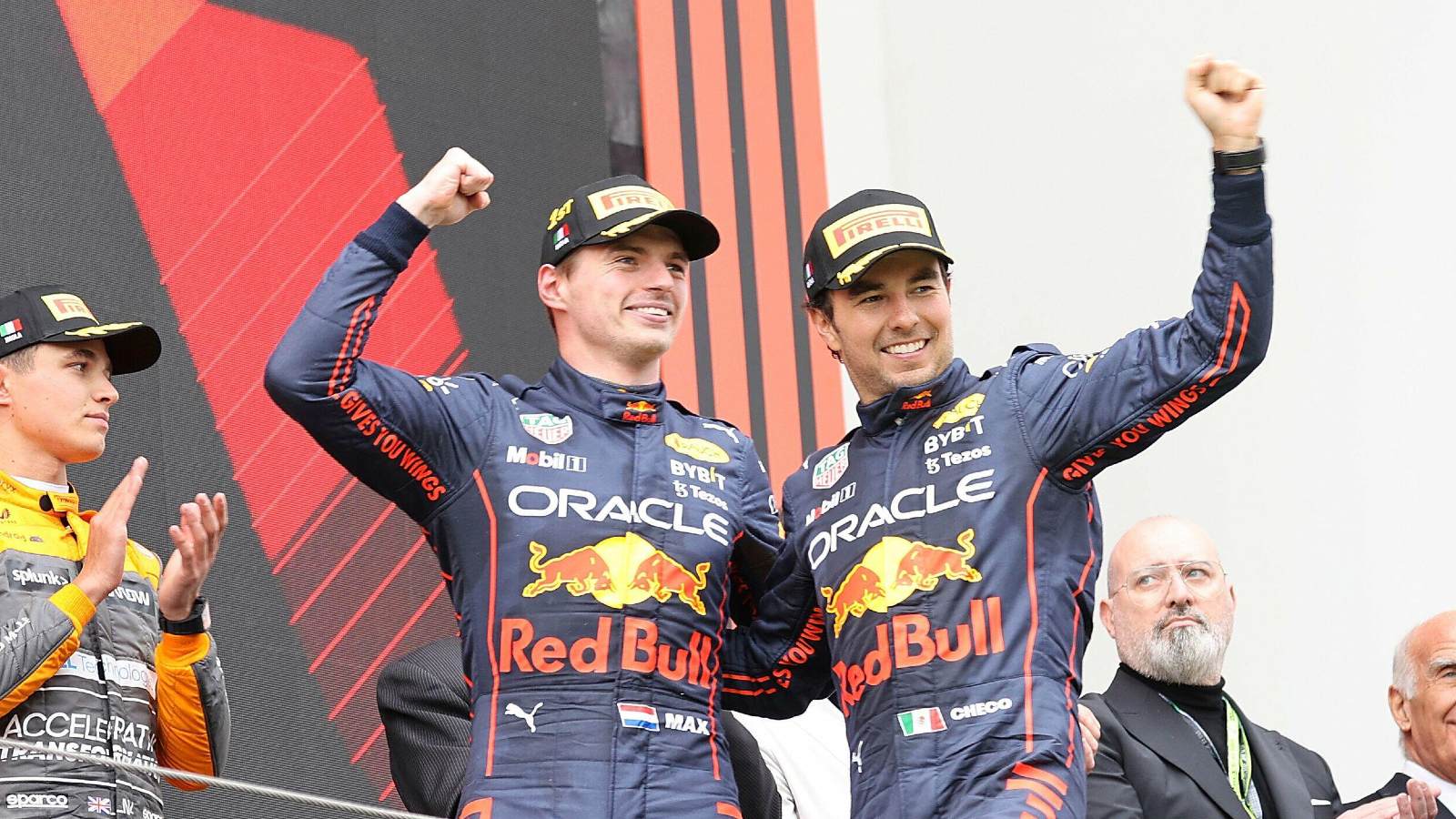 Max Verstappen和Sergio Perez一起庆祝。f1，伊莫拉，2022年4月。