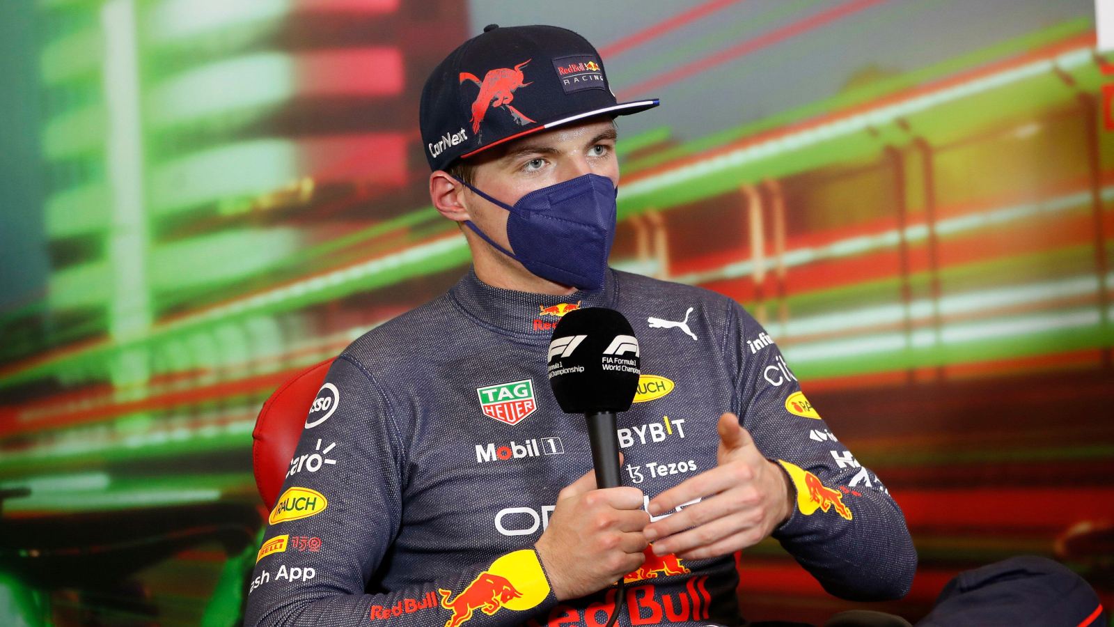 Max Verstappen对着麦克风讲话。伊莫拉，2022年4月。