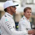 尼科·罗斯伯格（Nico Rosberg）看着当时的梅赛德斯队友刘易斯·汉密尔顿（Lewis Hamilton）。阿布扎比，2016年11月。