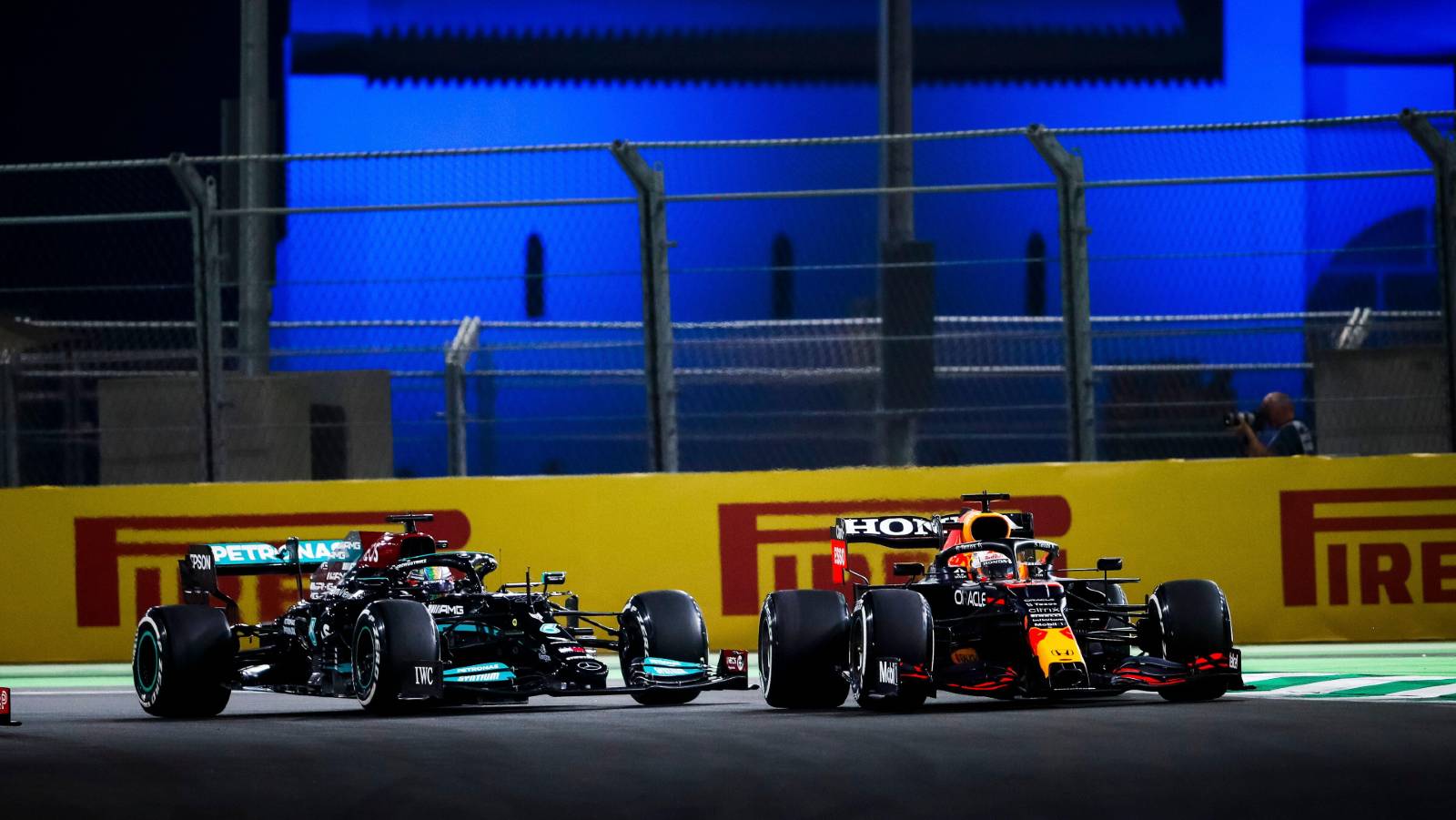 Max Verstappen, «tonto», no debería haber probado a Lewis Hamilton