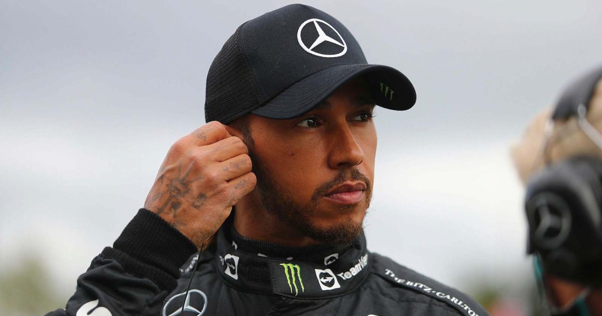 刘易斯·汉密尔顿（Lewis Hamilton）戴上听筒。伊莫拉2022年4月。