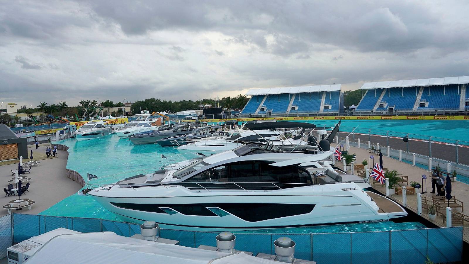 迈阿密国际汽车旅馆的“假码头”。迈阿密2022年5月。