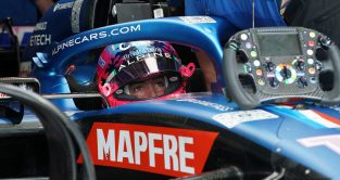 费尔南多-阿隆索坐在他的阿尔卑斯山赛车里，方向盘在车头上。迈阿密，2022年5月