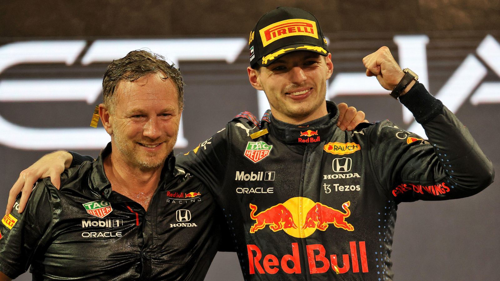 Christian Horner et Max Verstappen célèbrent ensemble.  Abou Dhabi, décembre 2021.