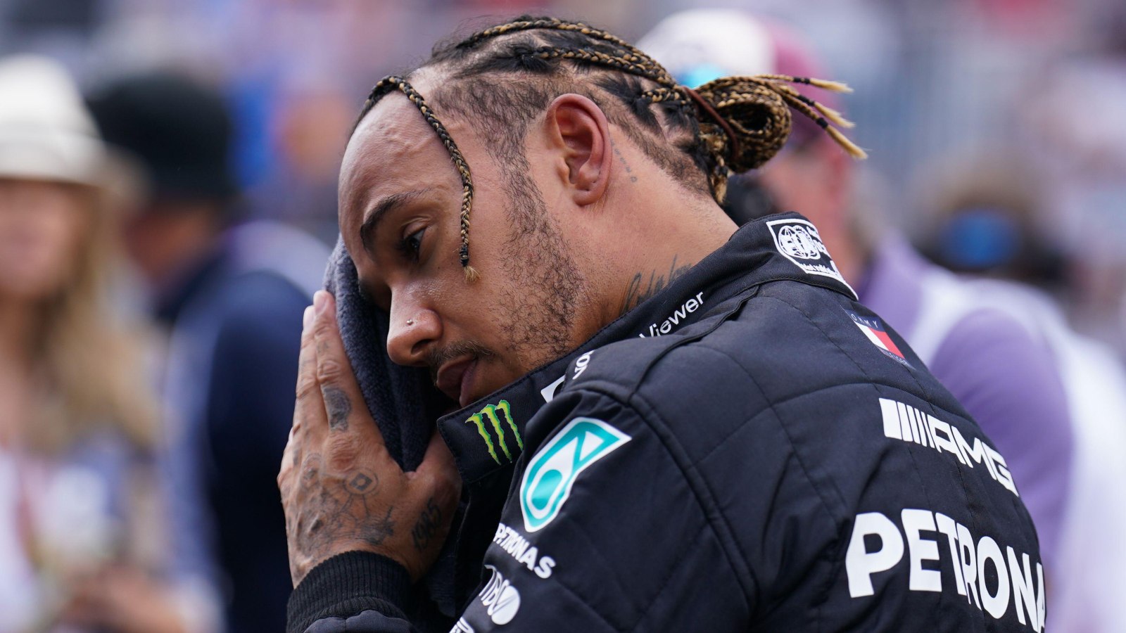 Lewis Hamilton wipes his forehead. Miami, May 2022