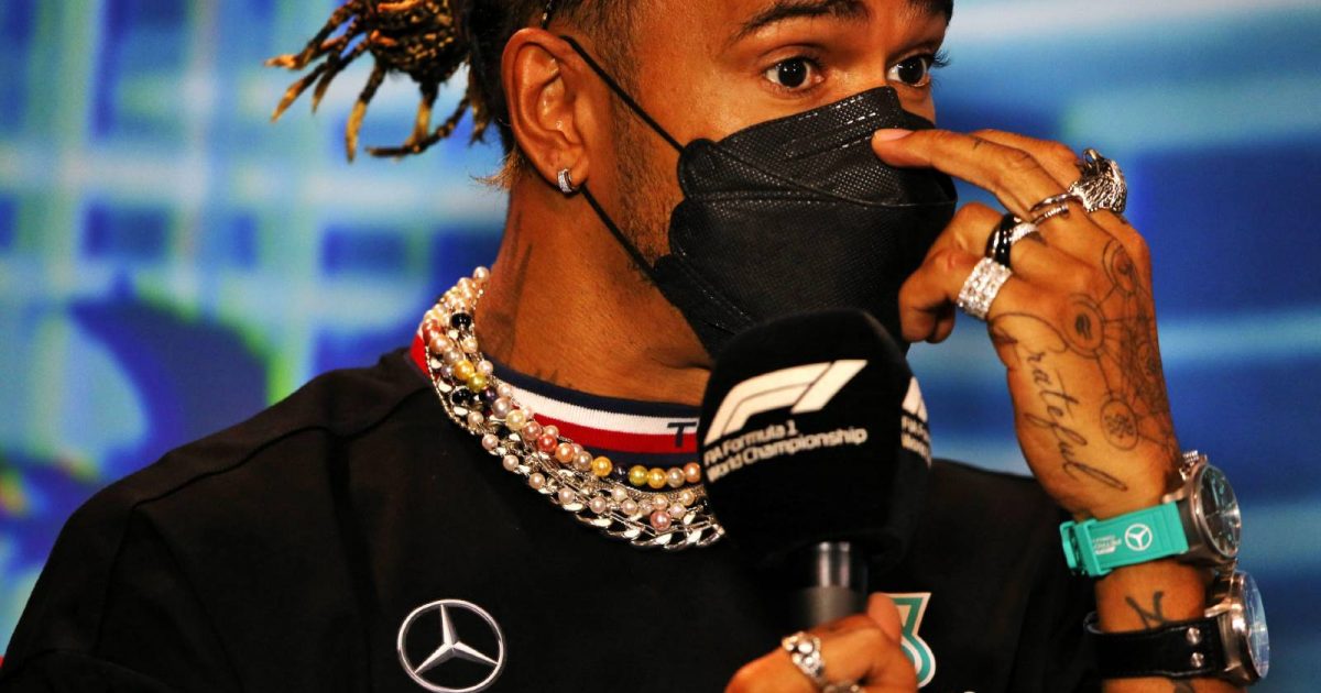 刘易斯·汉密尔顿（Lewis Hamilton）有很多珠宝。迈阿密2022年5月。