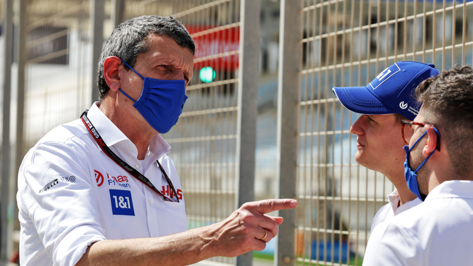 Guenther Steiner points towards Mick Schumacher. Bahrain March 2022