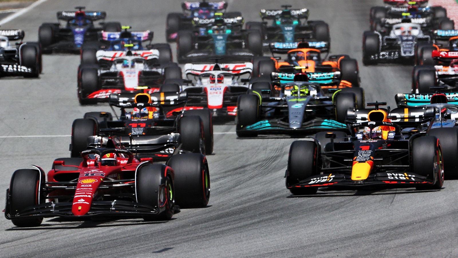 Charles Leclerc guida Max Verstappen della Ferrari alla prima curva del Gran Premio di Spagna 2022. Barcellona, ​​​​maggio 2022. I risultati