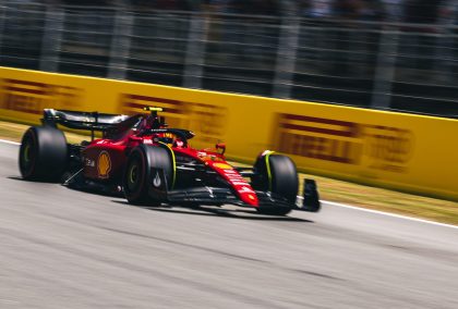 西班牙的卡洛斯·塞恩兹（Carlos Sainz）在2022年西班牙大奖赛上将他的法拉利（Ferrari）排名第四。巴塞罗那，2022年5月。